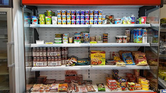 Aus dem Kühlregal gibt es an diesem Tag pro Kunde nur einmal Wurst oder einmal Käse oder einmal Joghurt, damit die Ware für alle ...