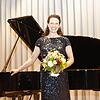 Die Konzertpianistin Henriette Gärtner nimmt in Schwandorf die Konzertbesucher in ihre Arme und spielt sich in ihre Herzen. Bild: ...