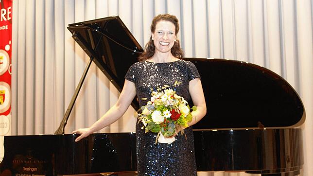 Die Konzertpianistin Henriette Gärtner nimmt in Schwandorf die Konzertbesucher in ihre Arme und spielt sich in ihre Herzen. Bild: ...