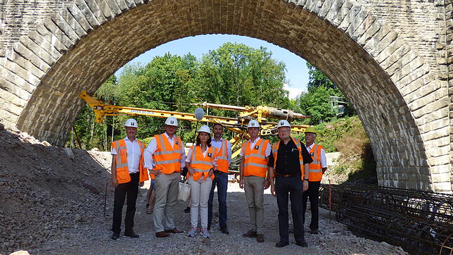 Der Petitionsausschuss des Deutschen Bundestages am Fuß der vom Abriss bedrohten Eisenbahnbrücke: Von links Bürgermeister Stefan Kaiser, ...