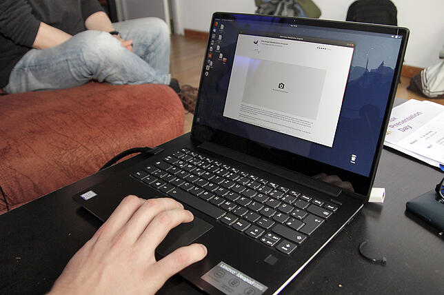 Maxim Weinrauch (19) ist vor drei Jahren auf Linux umgestiegen. Hier zeigt er, wie einfach es ist, neue Software auf seinem Laptop zu ...