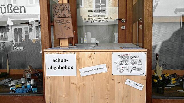 Wenn es Schuhmachermeister Wolfgang Uhl auf seine Schuhabgabebox schreibt, wird es wohl stimmen: &bdquo;Resignieren ist keine Option.&ldquo;