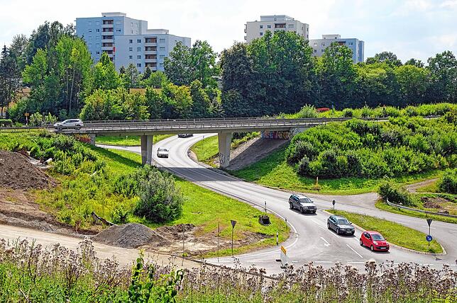 Wer erinnert sich noch an den alten Knoten? Auf Höhe der damaligen Brücke entstand inzwischen der neue südliche Kreisverkehr, der den ...