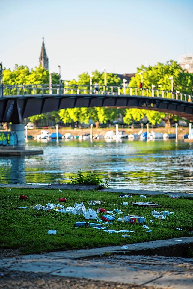 Müll nach Party auf dem Areal Herosé in Konstanz, Aufnahme vom Morgen des 07. August 2020.