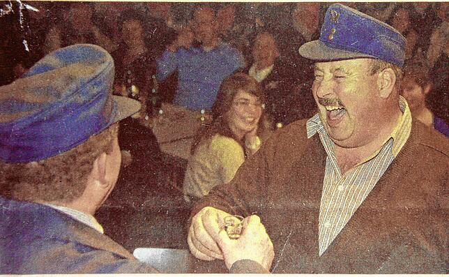 Dieses Bild war sogar in der Zeitung: Der echte Postler (rechts) mit dem gespielten Beamten beim Wintersulger Dorftheater.
