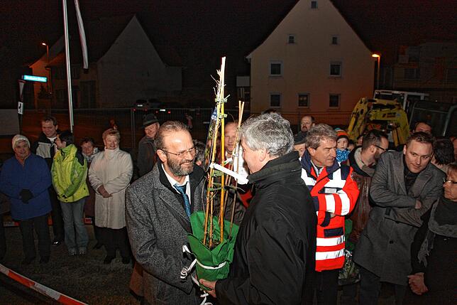 Der Mühlinger Bürgermeister Manfred Jüppner (rechts) gratuliert Bernhard Volk mit einem Geschenk zur Wiederwahl.