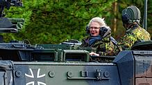 Verteidigungsministerin Christine Lambrecht (links) fährt bei ihrem Besuch der  Panzerlehrbrigade 9 in einem Panzer mit. Auf die ...