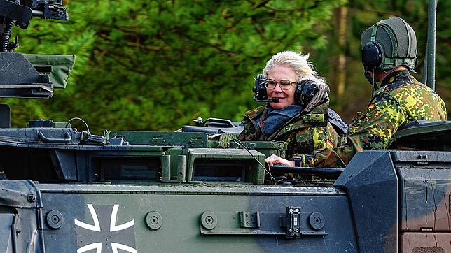 Verteidigungsministerin Christine Lambrecht (links) fährt bei ihrem Besuch der  Panzerlehrbrigade 9 in einem Panzer mit. Auf die ...