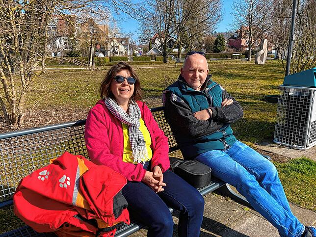 Entspannt sitzen Evelyn und Peter Jäck auf der Bank in der Sonne. Sie wohnen in Konstanz und machen manchmal Radausflüge. „Hin und ...