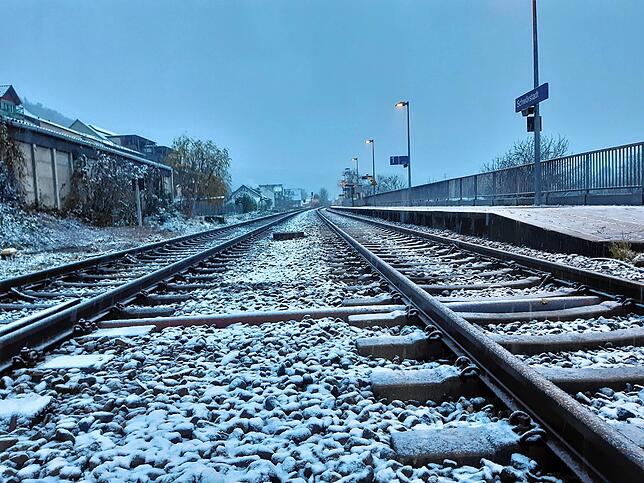 Schnee liegt auf den Schienen am Bahnhof in Schwörstadt.