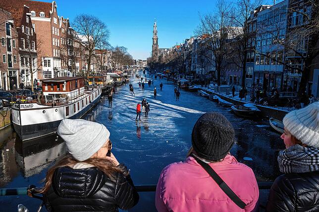 Schlittschuhlaufen auf Amsterdams historischem Prinsengracht-Kanal.