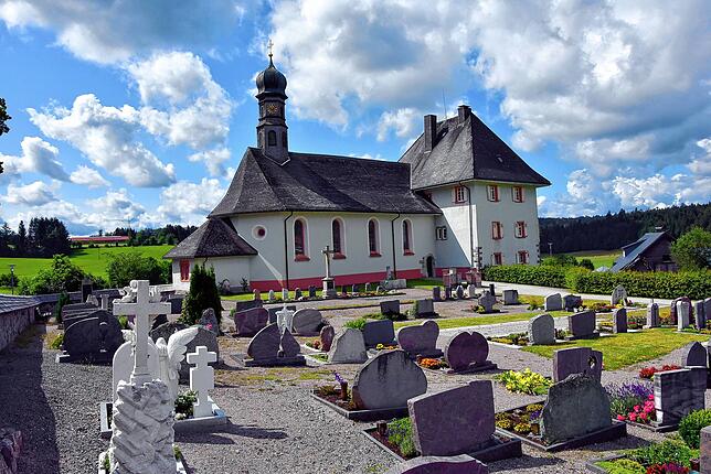Die Pfarrkirche St. Georg und Cyrill und St. Maria Magdalena in Unteribach.