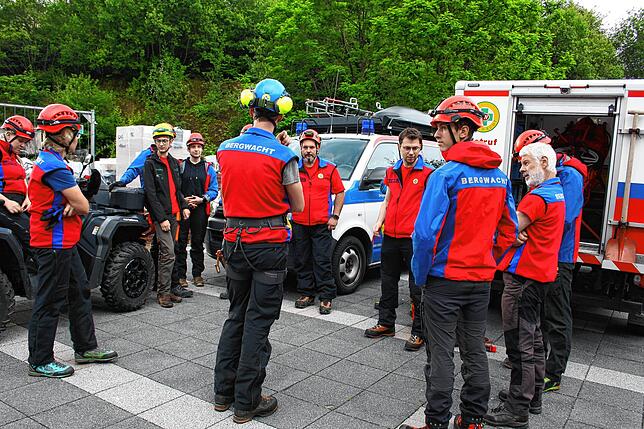 Nach Ende der Übung gibt es eine Einsatzbesprechung.