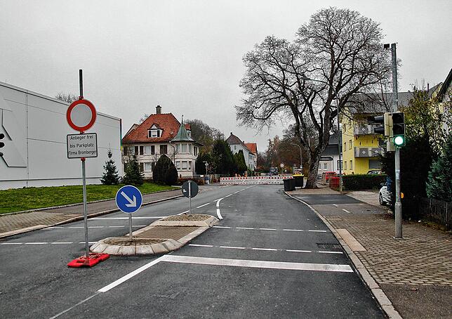 Der große Baum neben der Straße darf bleiben. Für den Rad- und Fußverkehr wurde mehr Platz geschaffen.