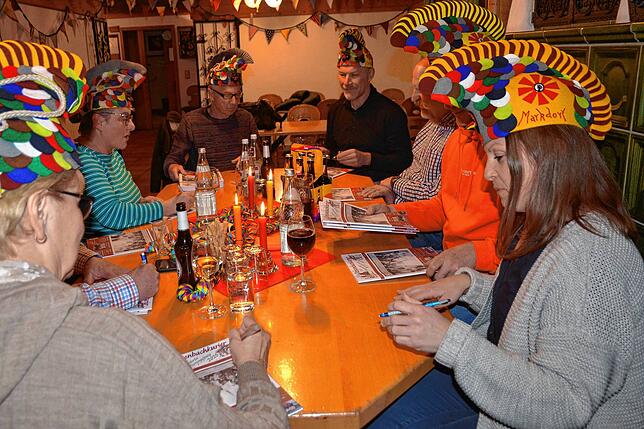 Auch das gehört bei der Neu-Ausgaben-Präsentation zum Ritual: Das „Ochsenbachkurier“-Team signiert eine Reihe druckfrischer Exemplare ...