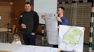 Oliver Meyer und Lars Stärk (von links) von der Bürgerwerkstatt erläutern die Vorschläge zu den Plänen der Gemeinde zur Neugestaltung ...