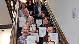 Die acht neuen Stadtführer mit Vertretern der Stadt. Foto: Verena Pichler