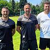 Trainerfrage geklärt: Beim FC Wehr freut sich die sportliche Leitung mit Francesco Vardi (links) und Alexander Rebis (rechts) über die ...