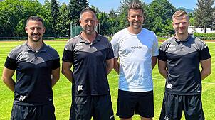 Trainerfrage geklärt: Beim FC Wehr freut sich die sportliche Leitung mit Francesco Vardi (links) und Alexander Rebis (rechts) über die ...