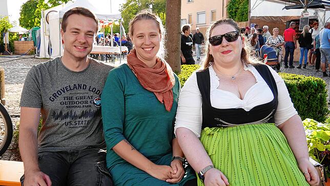 Bild 8: Strahlendes Altweiberwetter beim Albbrucker Dorffest: Tolle Stimmung und buntes Programm