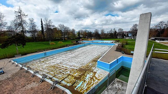 So sieht das Schwimmerbecken nach dem Winter aus, das Wasser ist abgelassen und nach dem Reinigen wird es frisch gefüllt.
