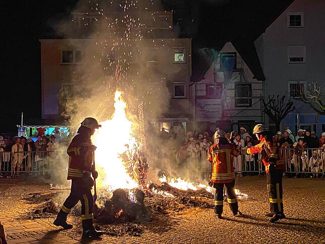 Bild 11: Weiße Narren ziehen durch Stockach: Die schönsten Bilder vom Hemedglonkerumzug und der Verbrennung