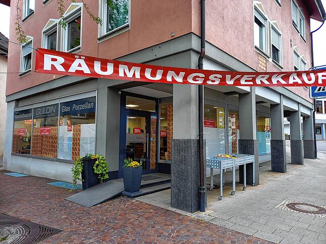 Auch dieser Laden wird bald leer stehen: Das Haushaltswarengeschäft Guldin schließt, der Ausverkauf ist im Gange.