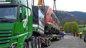 Das erste der drei Schienenfahrzeug wird verladen, um auf dem Truppenübungsplatz eine neue Verwendung zu finden.