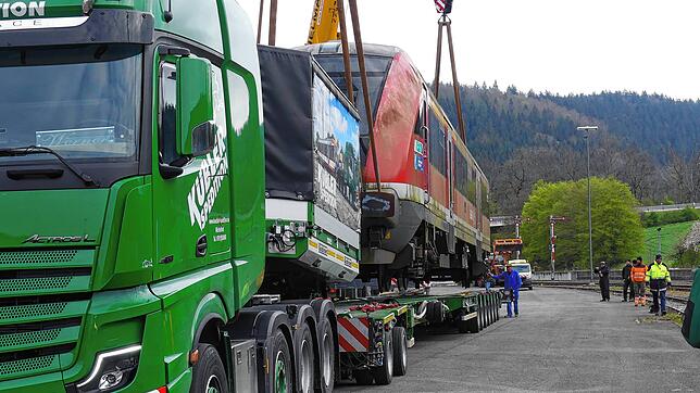 Das erste der drei Schienenfahrzeug wird verladen, um auf dem Truppenübungsplatz eine neue Verwendung zu finden.