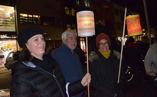 Barbara Bäder, Fritz und Nikola Löffler (von links) mit ihren Laternen beim Lichterzug.