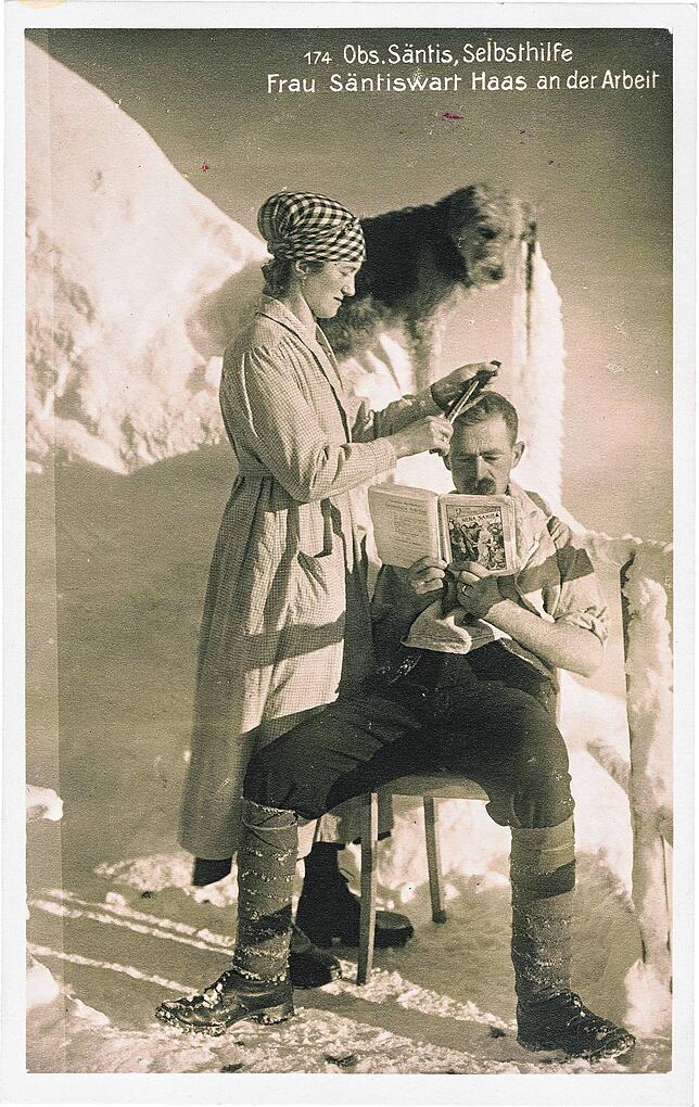 Hoch auf dem Säntis weiß sich das Paar zu helfen: Magdalena Haas schneidet ihrem Mann das Haar. Hund Sturm schaut zu.