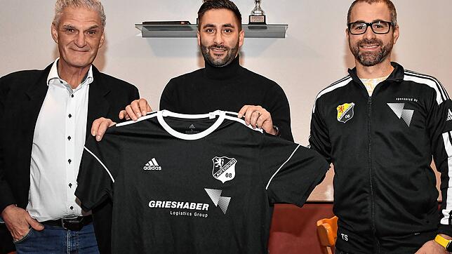 Neuer Trainer: Michael Hagmann (Mitte) ist ab sofort Trainer des SV 08 Laufenburg und damit Nachfolger von Alaa Eldin Atalla. Begrüßt ...