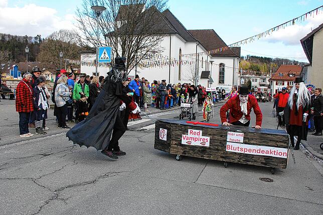 Bild 4: Rasantes Kärrelerennen zum Immendinger Fasnetfinale
