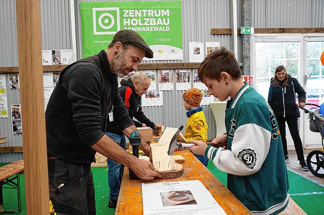 Angebote für Kinder: Beim Zentrum Holzbau Schwarzwald, dem Kooperationpartner der Messe, konnten Kinder Vogelhäuschen bauen.