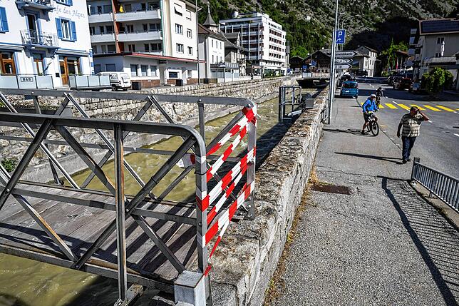 Ein Blick auf eine vorsorglich gesperrte Fußgängerbrücke über die Lonza in Gampel-Steg.