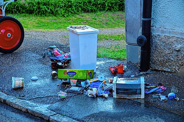 Der verbrannte Hausrat liegt auf der Straße.