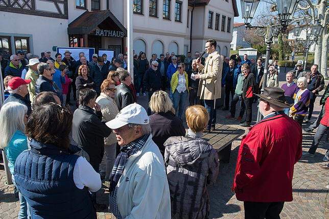 Mehr als 200 Immenstaader begrüßte Bürgermeister Johannes Henne erfreut vor dem Rathaus zum Bürgerspaziergang. Bild: Gisela Keller