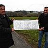Klaus Denzinger (links) und Franz Kiefer in der Nähe des Tiefensteiner Steinbruchs mit einem Auszug des Teilregionalplanes.