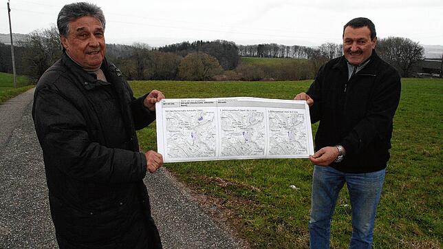 Klaus Denzinger (links) und Franz Kiefer in der Nähe des Tiefensteiner Steinbruchs mit einem Auszug des Teilregionalplanes.