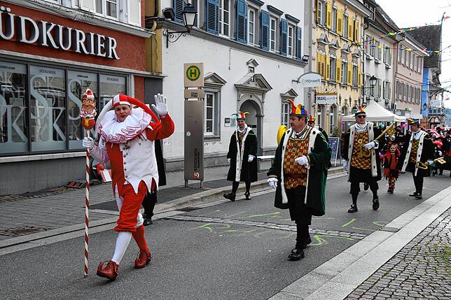 Bild 6: Bilder vom Narrenbaum-Umzug in Stockach mit Schaulustigen