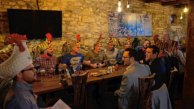 Die Immenstaader Hennenschlitter singen zum Auftakt der Fasnet.