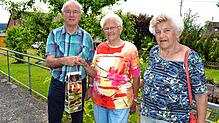 VDK Ortsvereins-Vorsitzender Karl Veeser (links) und die VDK-Frauenbeauftragte Gertrud Müller (rechts) überbringen die Glückwünsche der ...
