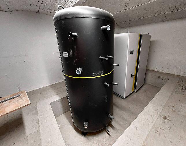 Vorder- und Hinterhaus werden künftig mit der neuen Erdwärmepumpe samt Pufferspeicher versorgt.