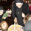 Schwester Itta (links) wurde in einem Gottesdienst für 60 Jahre Profess gewürdigt. Kindergartenkinder überreichten der beliebten ...