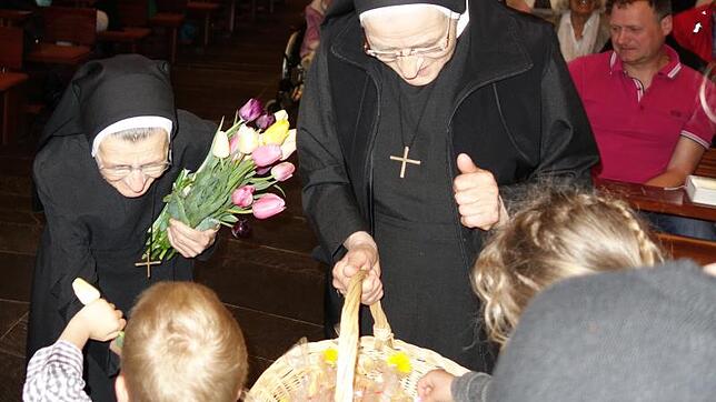 Schwester Itta (links) wurde in einem Gottesdienst für 60 Jahre Profess gewürdigt. Kindergartenkinder überreichten der beliebten ...