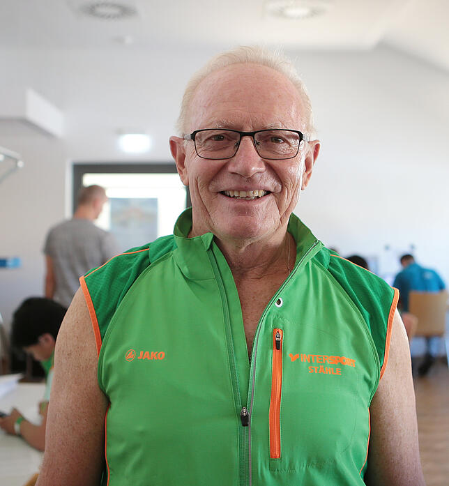 Roland Maier aus Aasen kümmert sich am Marathonsamstag um die Startnummernausgabe, und verteilt am Sonntag beim Marathon die Medaillen. ...