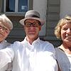 Von den Urlauberinnen Barbara Stumm (links) und Erika Schlepütz wurde Stefan Hilser am Dienstag fürs obligatorische Selfie auf der roten ...