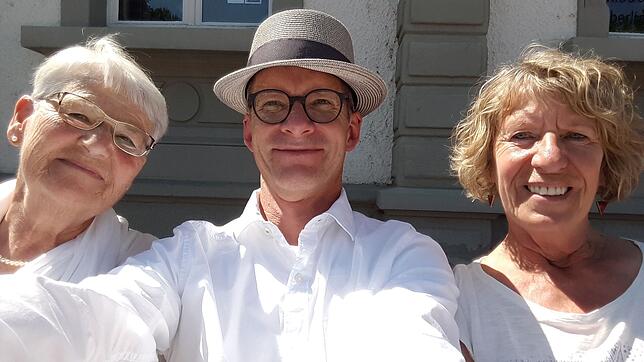Von den Urlauberinnen Barbara Stumm (links) und Erika Schlepütz wurde Stefan Hilser am Dienstag fürs obligatorische Selfie auf der roten ...