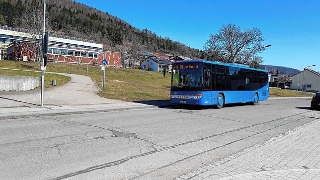 Der erste Neubau für den Schulcampus entsteht auf der linken Seite, die Baustellenauffahrt wird in etwa auf Höhe des Schülerbusses erfolgen.