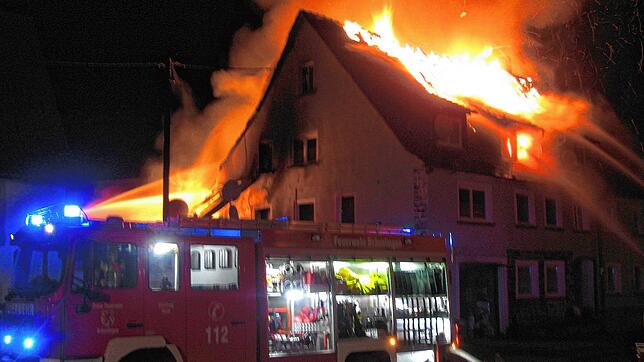 Das Gebäude brennt lichterloh: Alle 16 Bewohner konnten jedoch vor den Flammen in Sicherheit gebracht werden